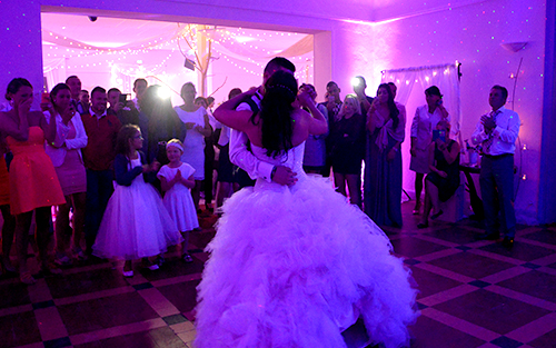 Mariage d’Alexia et Riu au Domaine du Mont Rouge à proximité de Laon